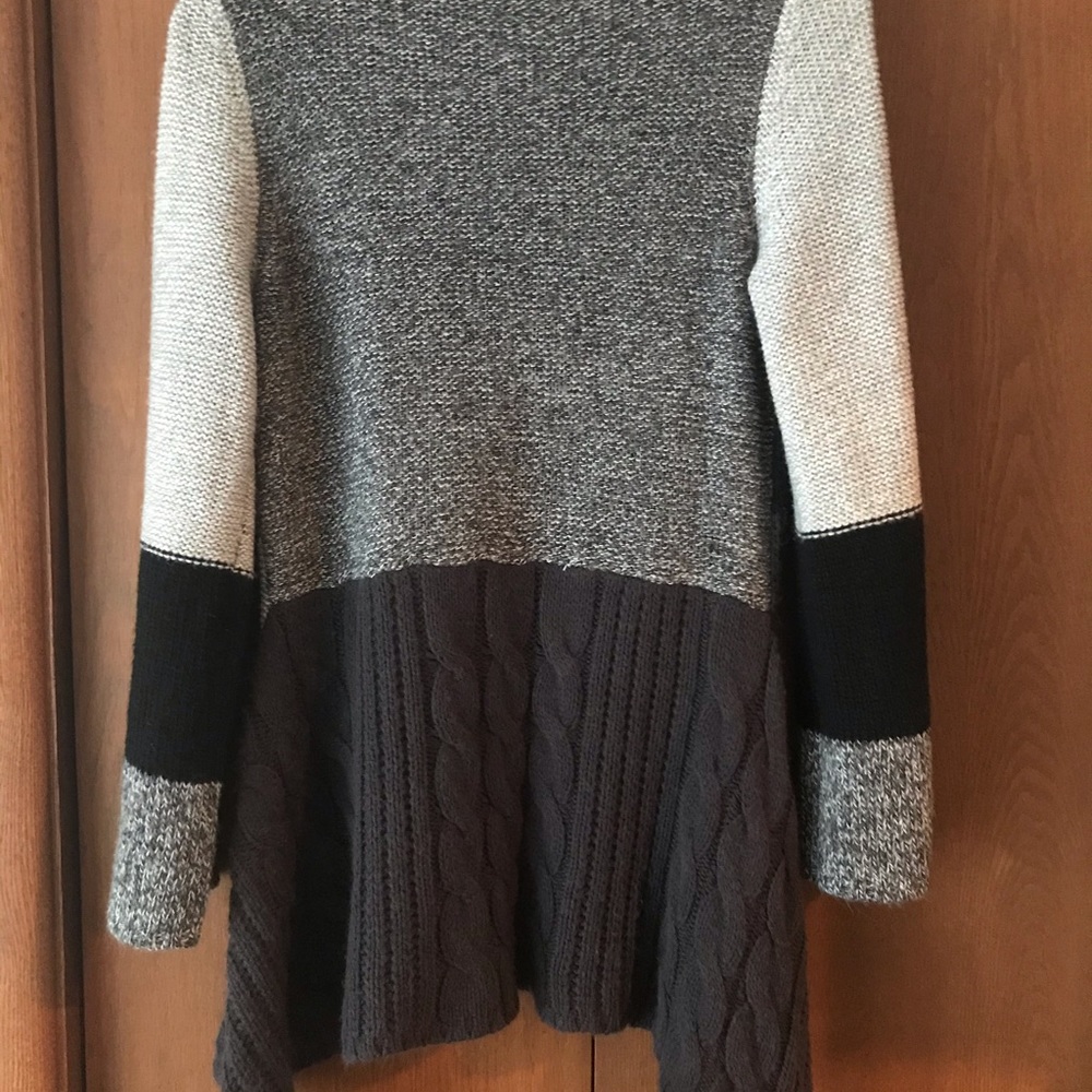 Colorblocked Sweater - Picture 7 of 10